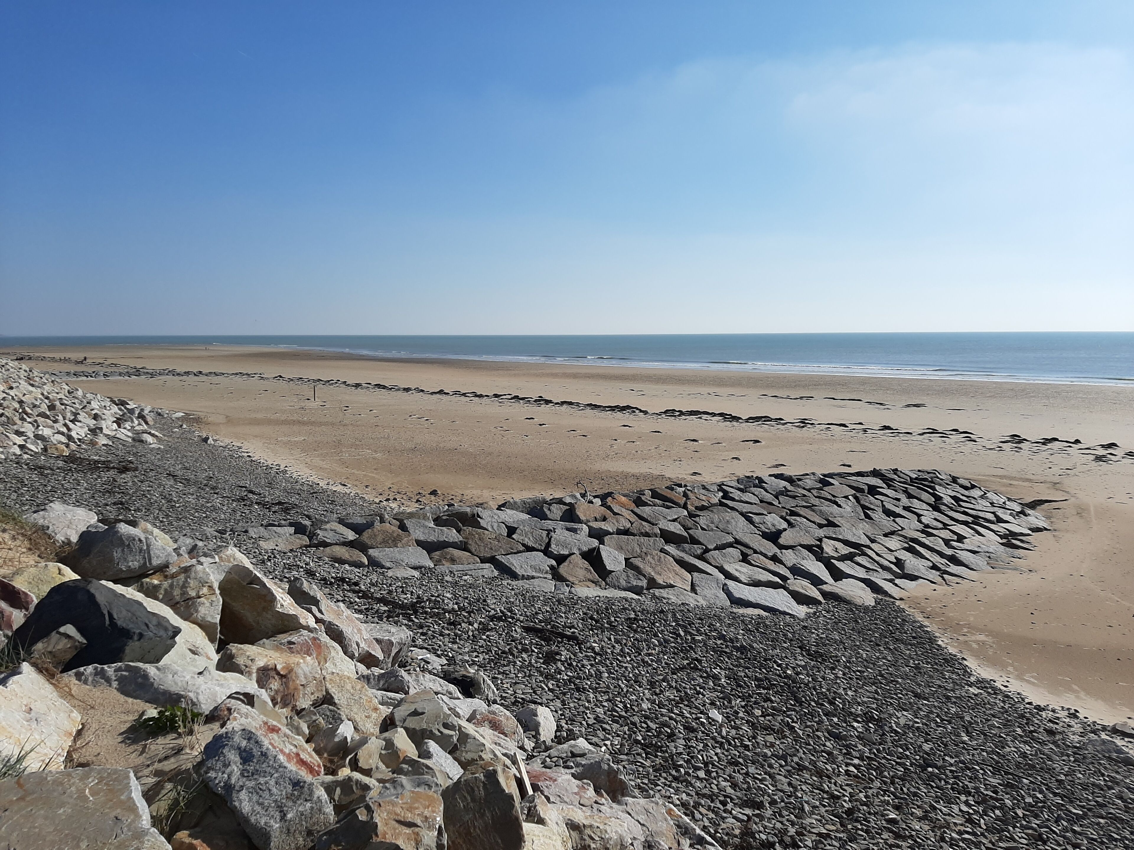 Een rotsachtige kust met een helder uitzicht op de zee.