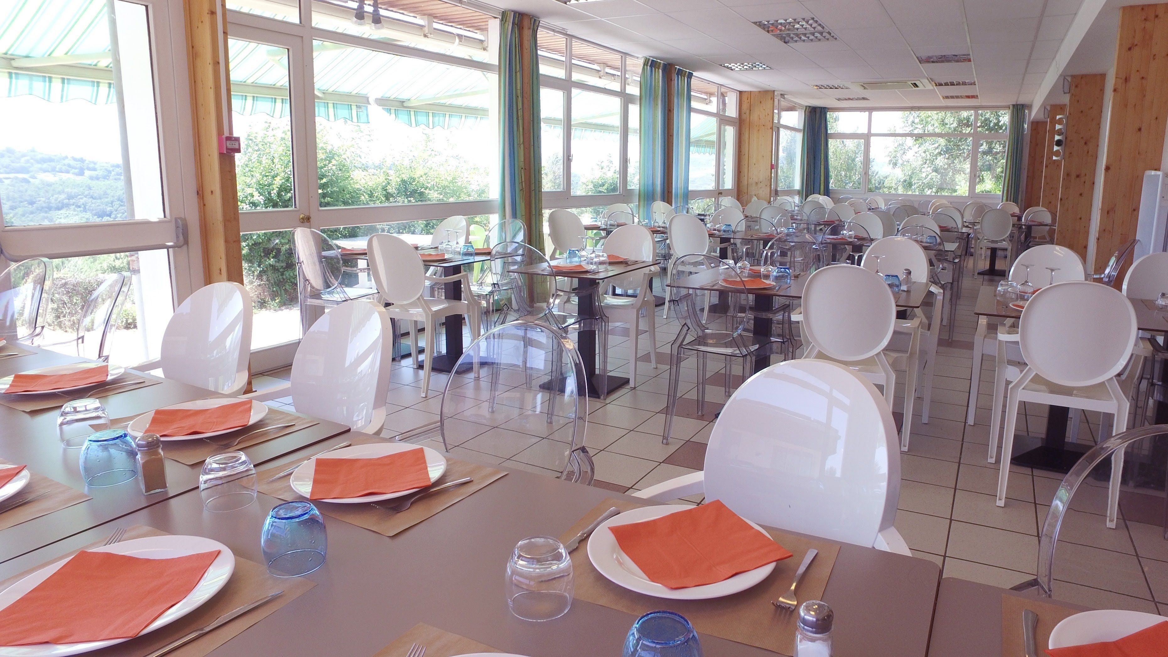Se sirven desayunos, comidas y cenas con mesas al aire libre 