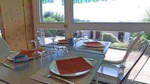 Breakfast, lunch and dinner served - VVF Montpeyroux Auvergne, Parent (Parent)