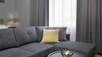 Cortinas blackout, wifi gratis y ropa de cama