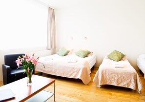 Cortinas blackout, wifi gratis y ropa de cama 