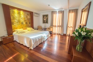 오리/��거위털 이불, 미니바, 객실 내 금고, 책상