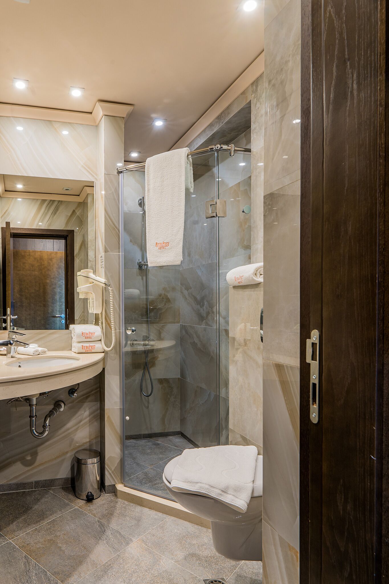 presidential apartment, 1 bedroom, 2 bathrooms | bathroom | free toiletries, hair dryer, bathrobes, slippers