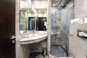 Presidential Apartment, 1 Bedroom, 2 Bathrooms | Bathroom | Free toiletries, hair dryer, bathrobes, slippers - Hotel Budapest (Sofia)