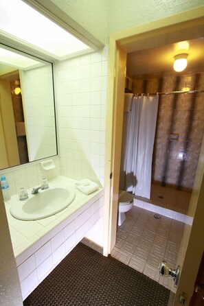 Bathroom sink - Del Mar Inn Tijuana (Tijuana)