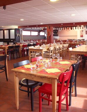 Lunch and dinner served, French cuisine - VVF Pays Basque Sare La Rhune, Sare (Sare)
