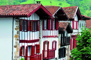 A traditional building with red shutters and a tiled roof. - VVF Pays Basque Sare La Rhune, Sare (Sare)