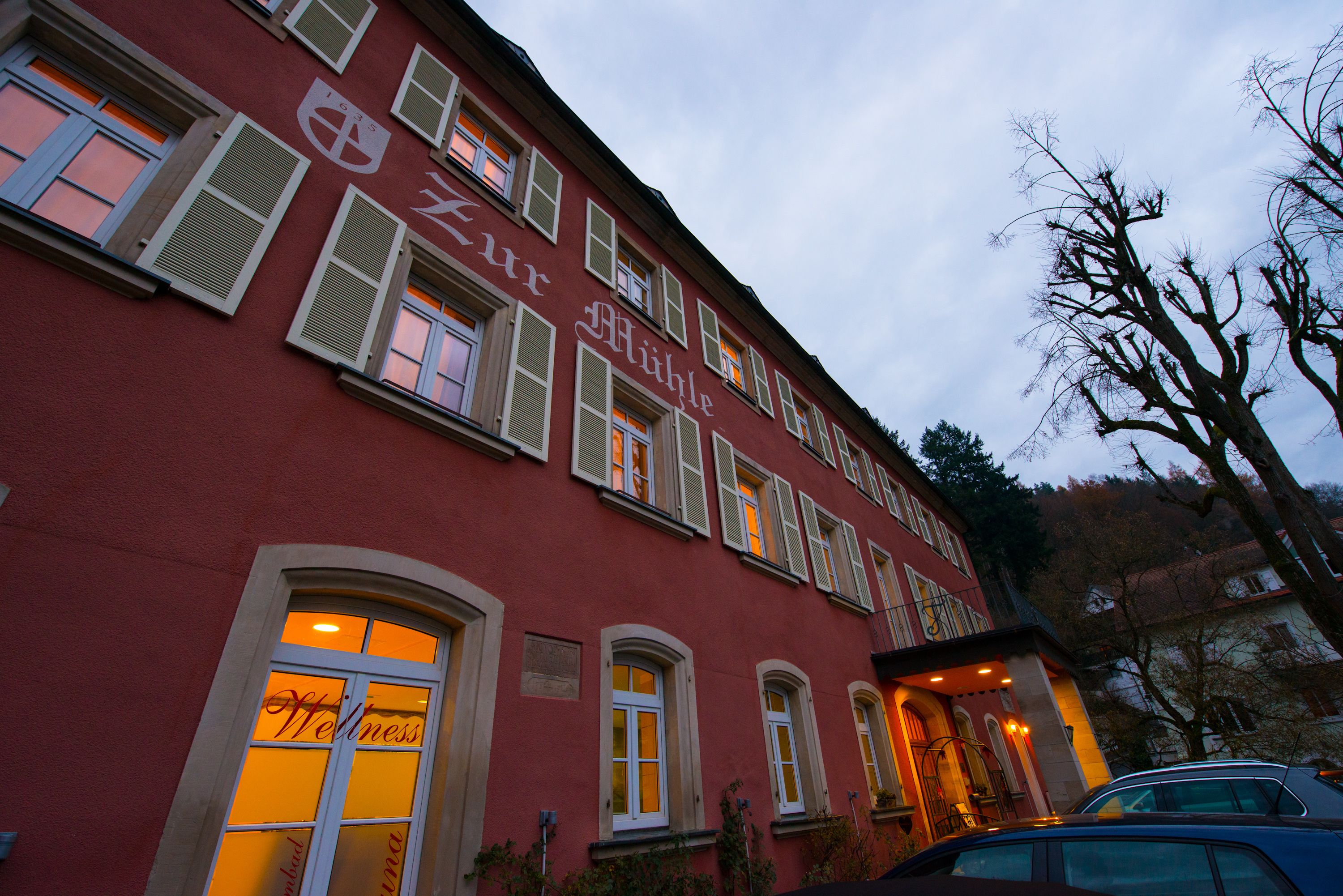 Un edificio rojo con varias ventanas y un letrero que dice 'Wellness'.