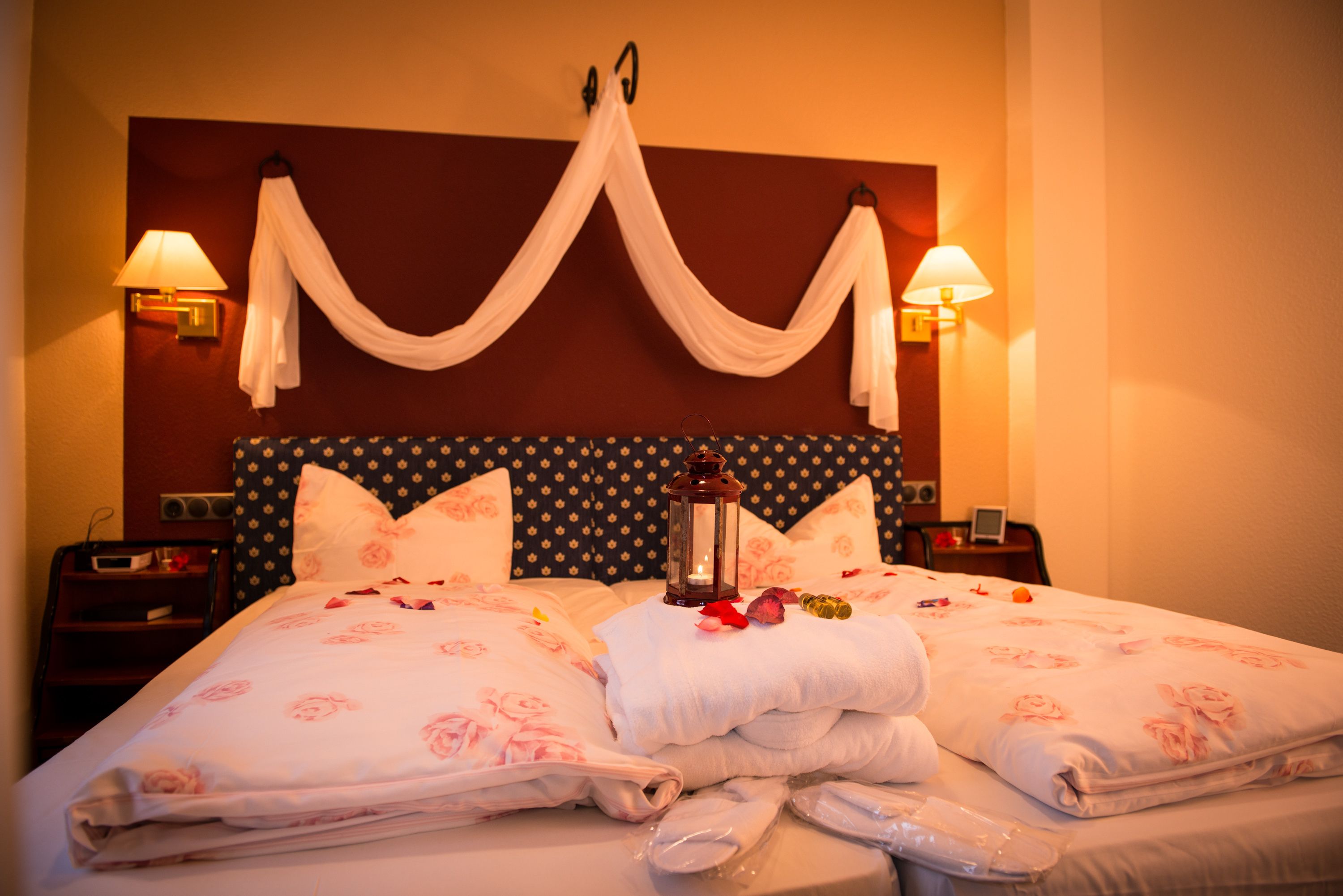 Caixa forta a l'habitació, escriptori i planxa i posts de planxar 