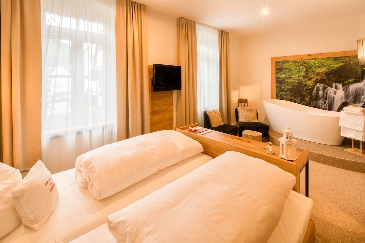 Suite Confort, 1 habitación | 1 dormitorio, caja fuerte, escritorio y tabla de planchar con plancha