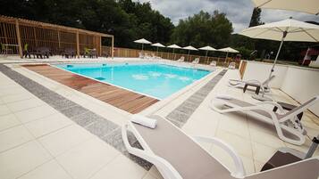 Piscine extérieure, chaises longues