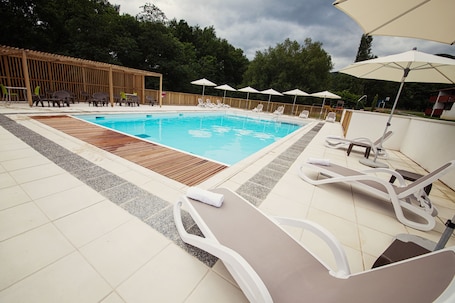 Outdoor pool, pool loungers. VVF Pays Basque Saint-Étienne-de-Baïgorry