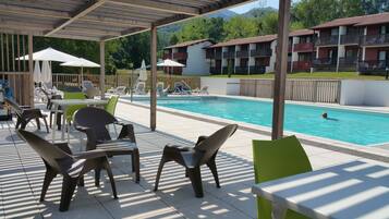 Piscine extérieure, chaises longues