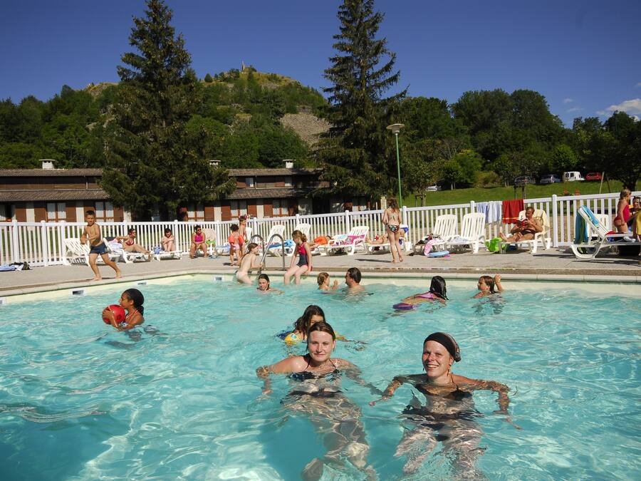 Piscina externa, espreguiçadeiras