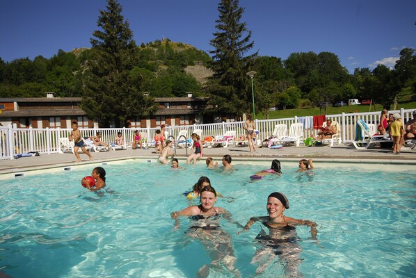 Outdoor pool, sun loungers - VVF Haute Loire Saint-Julien-Chapteuil (Saint-Julien-Chapteuil)