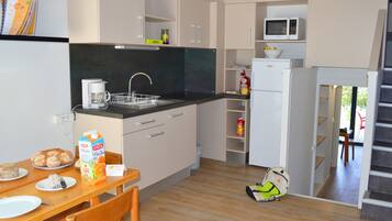 Fridge, microwave, coffee/tea maker, electric kettle