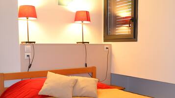 Free cots/infant beds, bed sheets