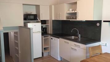 Een koelkast, een microgolfoven, een koffiezetapparaat/waterkoker