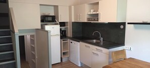 Réfrigérateur, micro-ondes, cafetière/bouilloire, bouilloire électrique