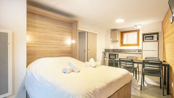 1 bedroom, bed sheets