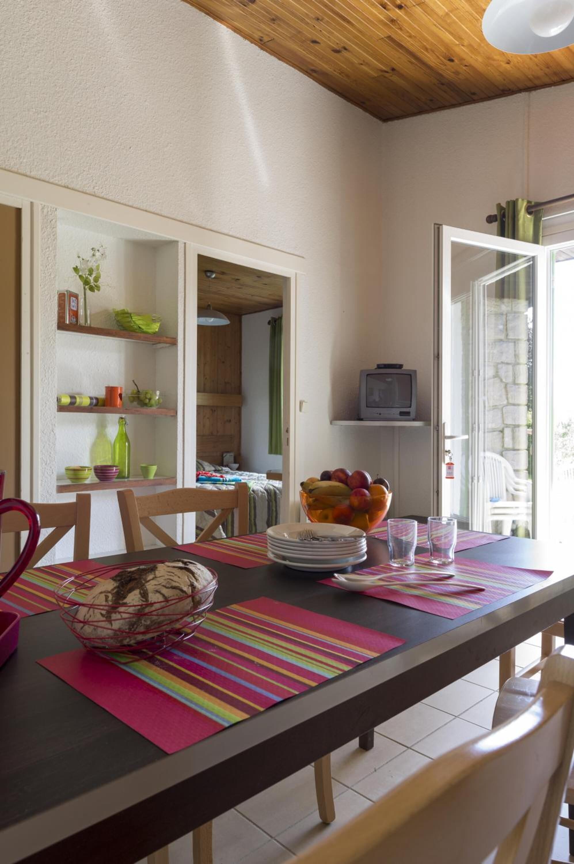 Réfrigérateur, micro-ondes, plaque de cuisson, bouilloire électrique