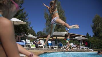 Piscine extérieure, chaises longues