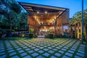 2 restaurants, breakfast, lunch, dinner served; Italian cuisine