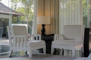 Luxury-Villa, 1 Schlafzimmer, eigener Pool (with Special Deal) | Wohnbereich | 42-Zoll-Fernseher mit Digitalempfang