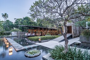 2 restaurants, breakfast, lunch, dinner served; Italian cuisine