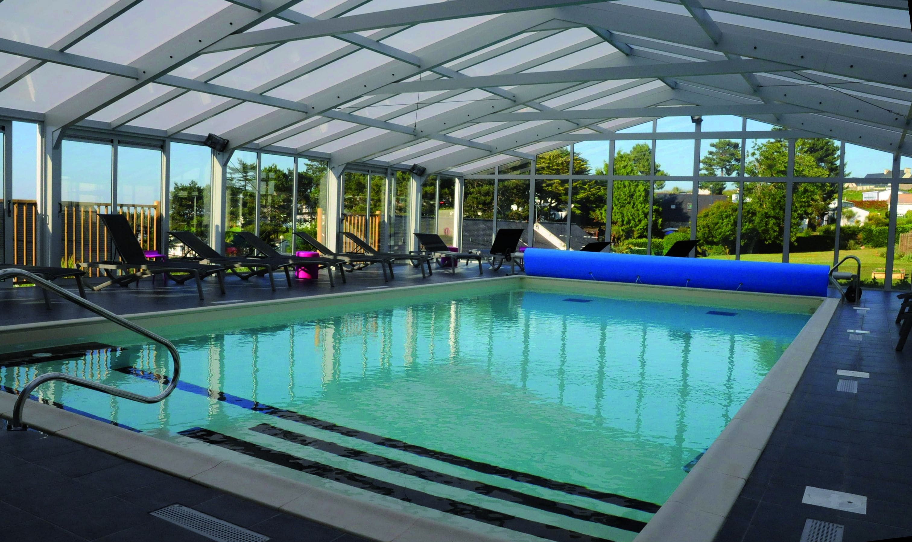 Piscine couverte, chaises longues