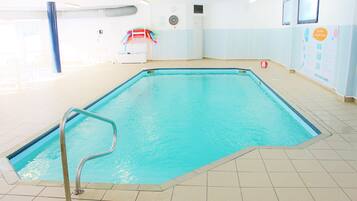 Indoor pool, sun loungers