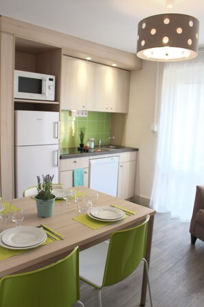 Fridge, microwave, stovetop, dishwasher - VVF Blériot-Plage (Sangatte)
