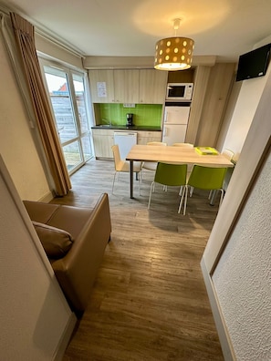 Cottage, 3 Bedrooms (7 pers) | Private kitchen | Fridge, microwave, stovetop, dishwasher - VVF Blériot-Plage (Sangatte)