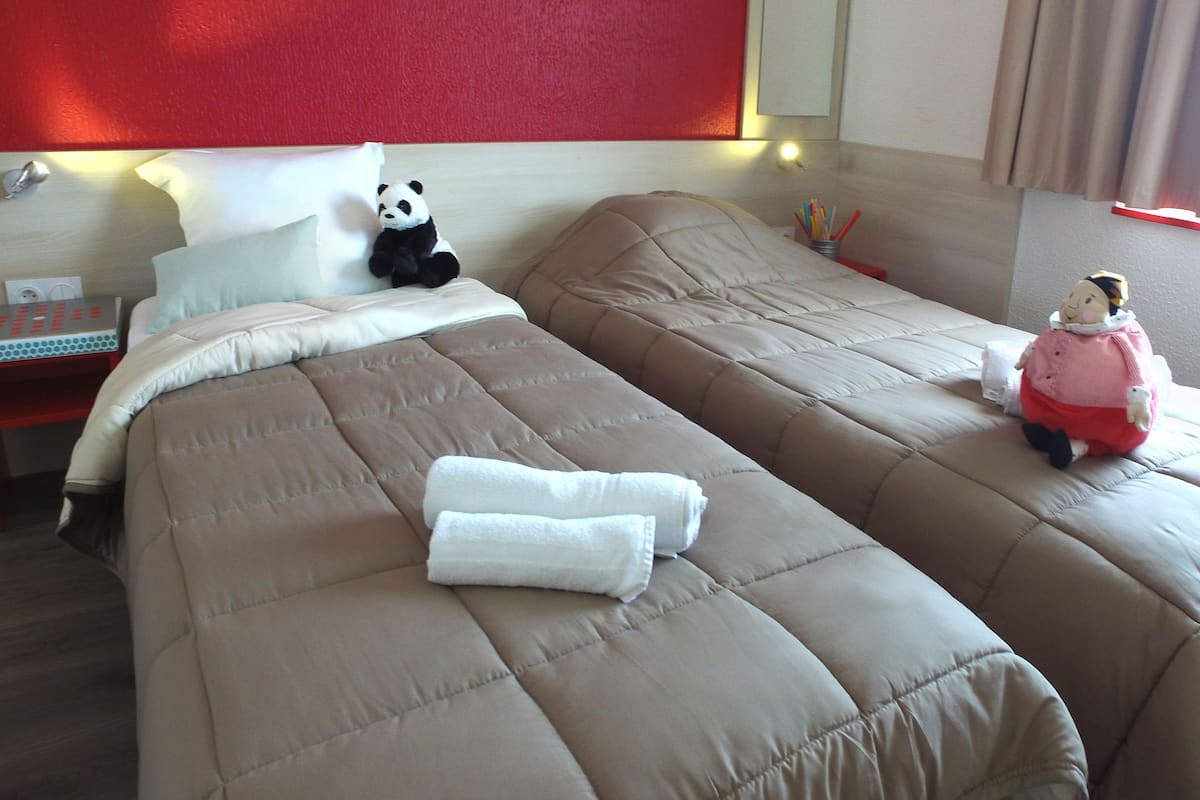 Blackout drapes, free WiFi, bed sheets