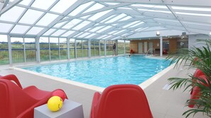 Alberca techada y camastros 