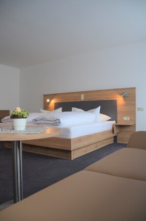 Premium bedding, desk, blackout drapes, iron/ironing board - TIPTOP Hotel Hirt (Deisslingen)