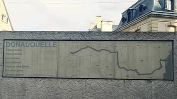 Un mapa de Donauquelle con una lista de nombres en un idioma extranjero.