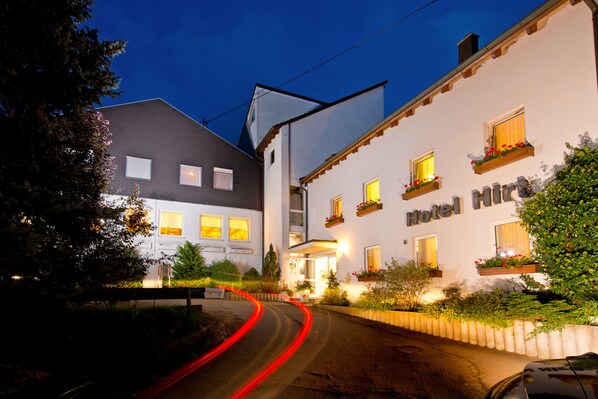 A hotel with a white facade, multiple windows, and a sign that reads "Hotel Hirt". - TIPTOP Hotel Hirt (Deisslingen)