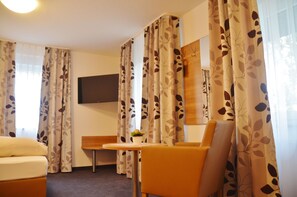 Eenpersoonskamer, 1 slaapkamer | Woonruimte | Een 500-cm plasmatelevisie met kabelzenders en televisie