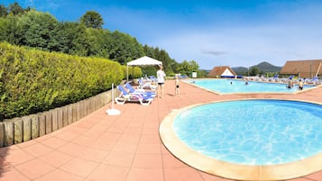 Udendørs pool, parasoller, liggestole