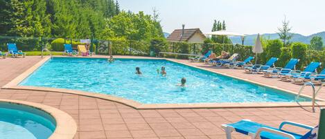 Piscine extérieure, parasols, chaises longues