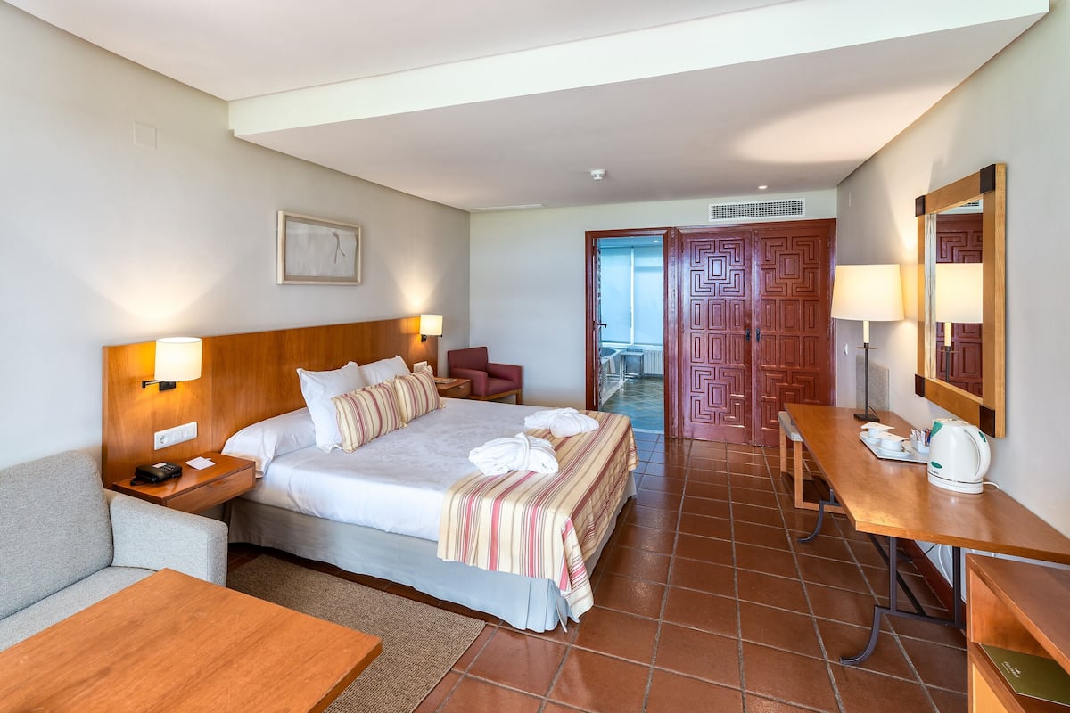 Superior Twin Room | Minibar, in-room safe, desk, laptop workspace