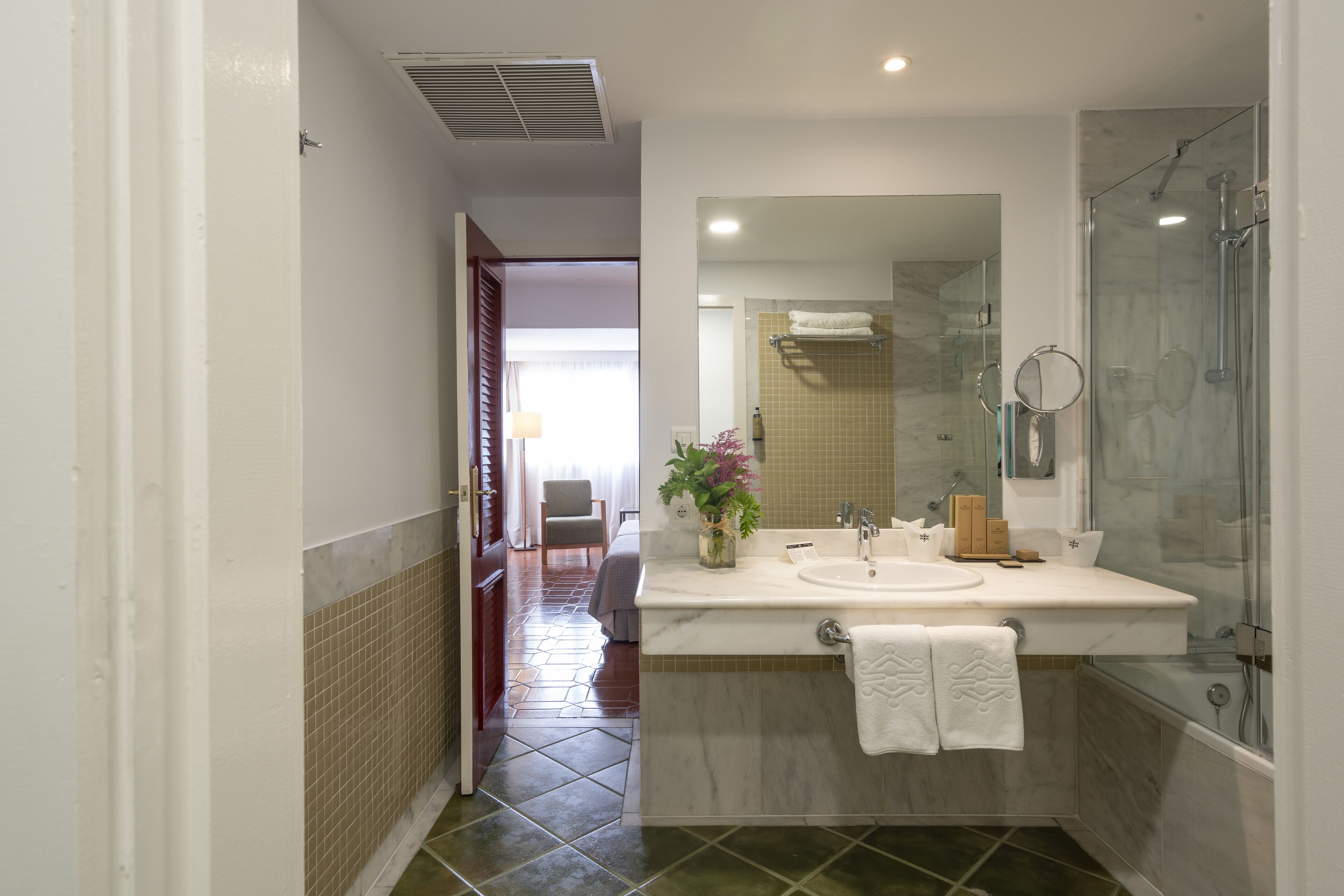 basic double room | bathroom | free toiletries, hair dryer, towels