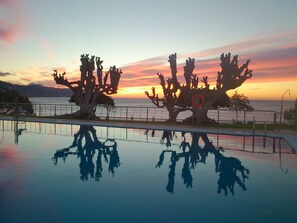 Piscine extérieure (ouverte en saison), parasols de plage