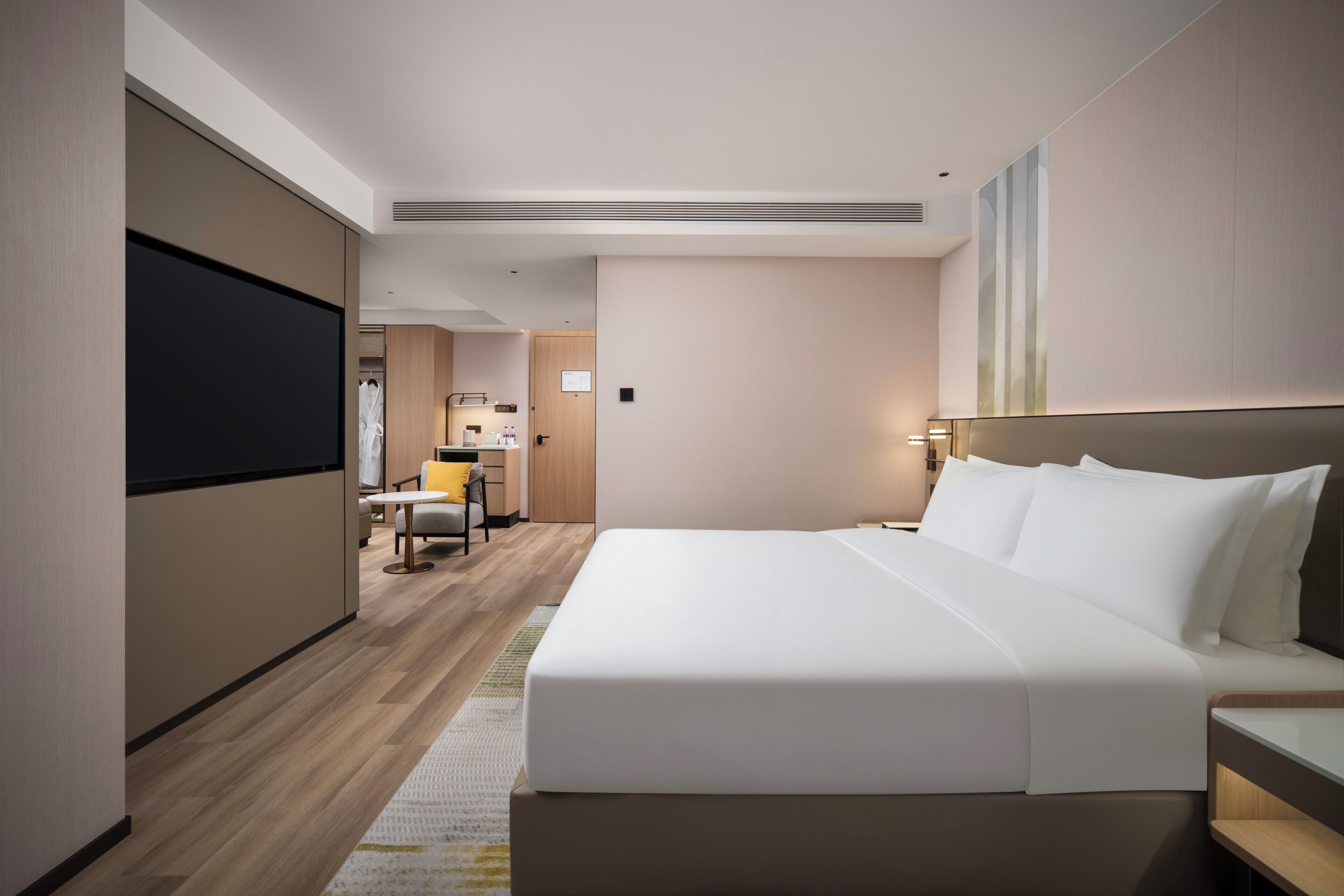 Selimut bulu angsa, busa memori, dan meja kerja