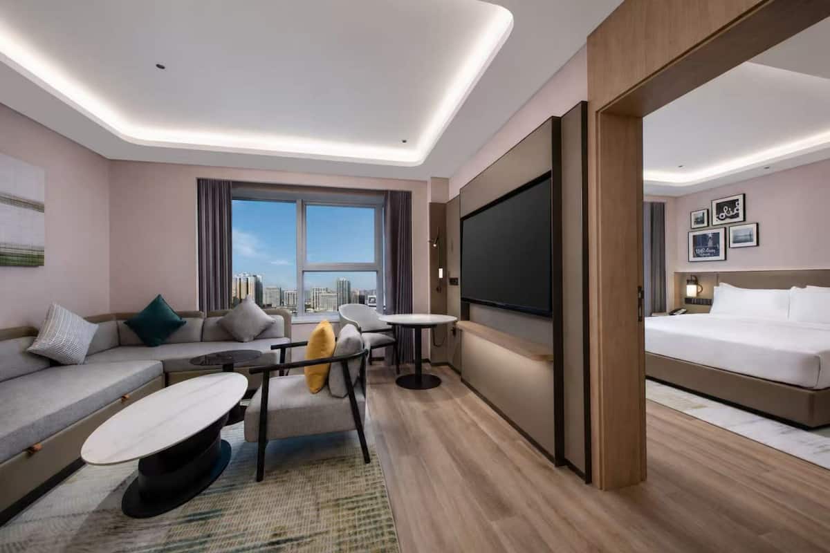 Suite, 1 cama King size, vista a la ciudad | Edredón, camas con efecto memoria y minibar
