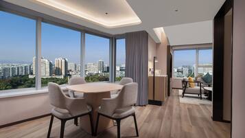 Suite, 1 Schlafzimmer, Stadtblick | Daunenbettdecken, Betten mit Memory-Foam-Matratzen, Minibar, Zimmersafe