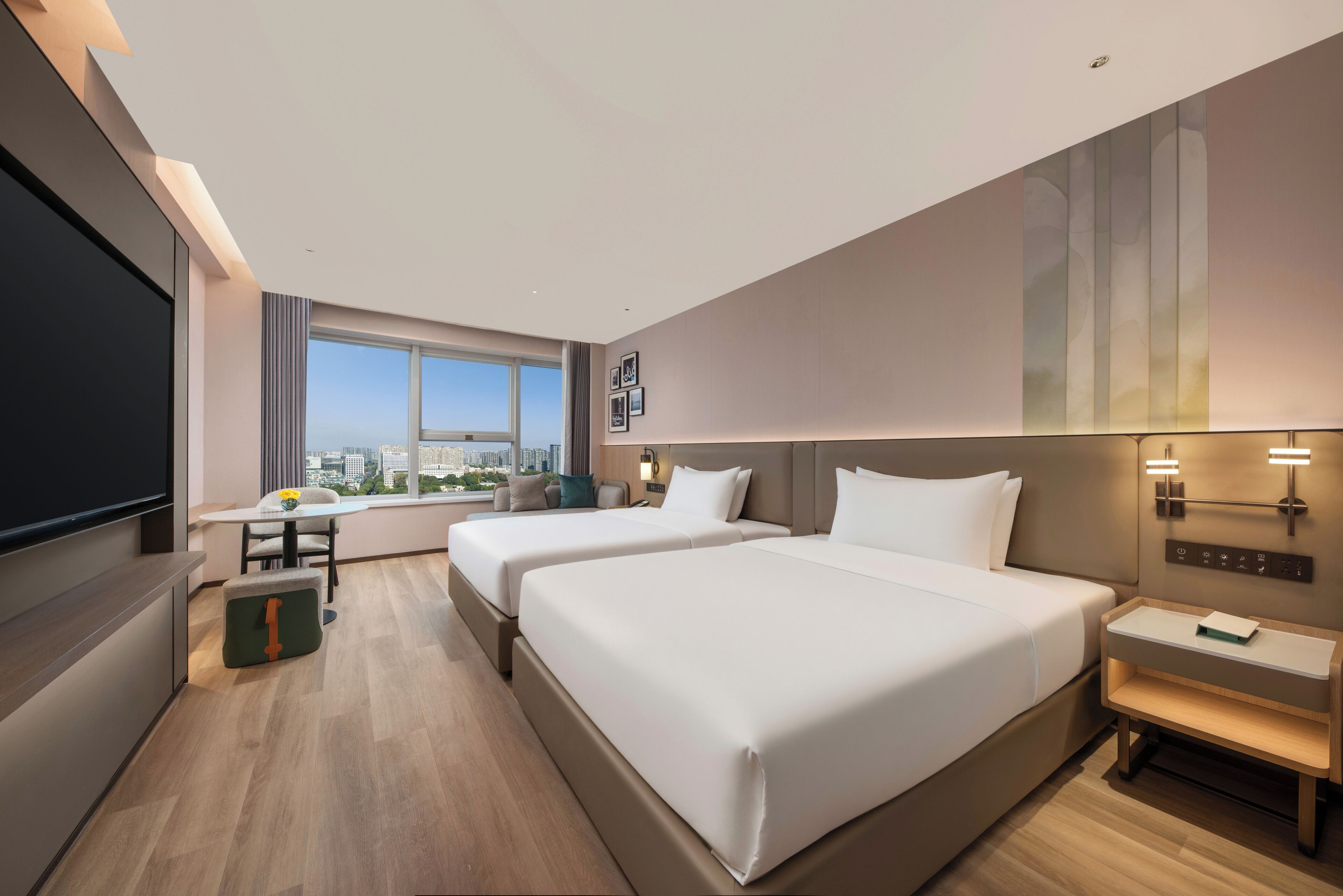 Selimut bulu angsa, busa memori, dan meja kerja