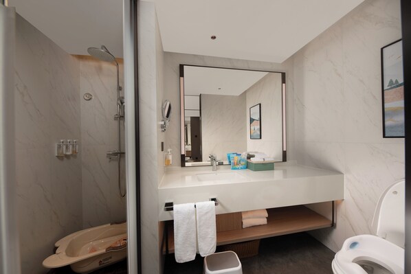 A modern bathroom with a shower, toilet, and sink. - Holiday Inn Yiwu Center by IHG (Jinhua)