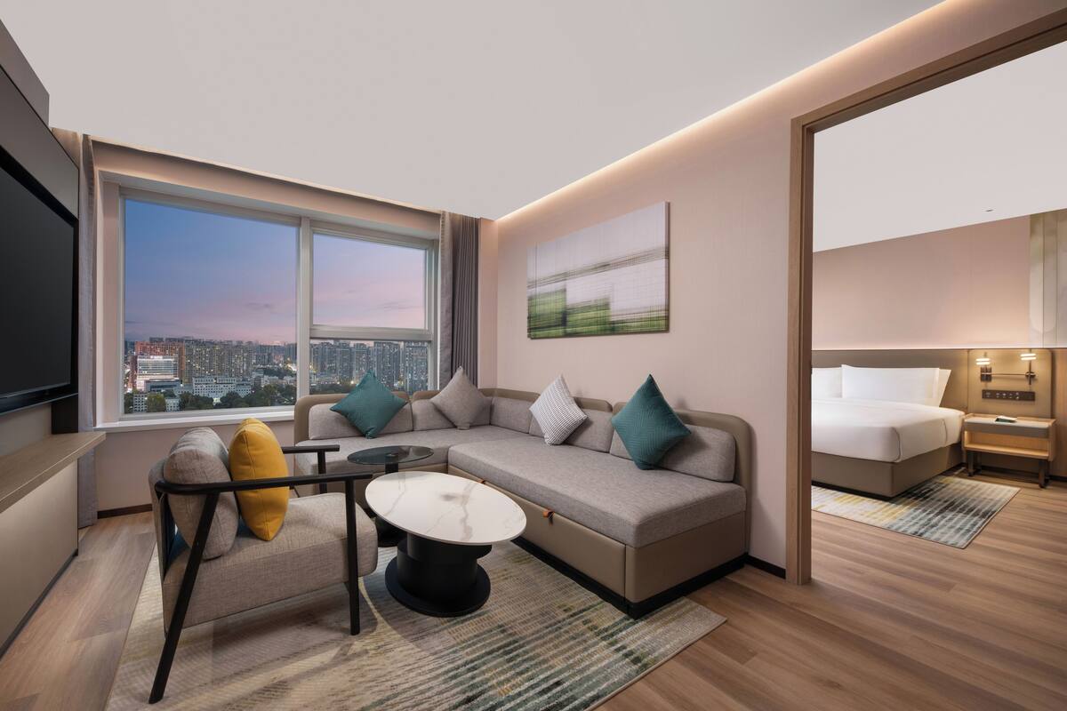 Suite, 1 habitación, vista a la ciudad | Sala de estar | Televisión LCD y juguetes